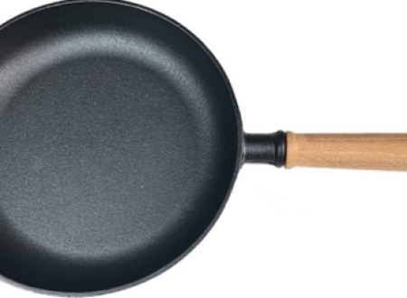 Slika ponve z lesenim ročajem