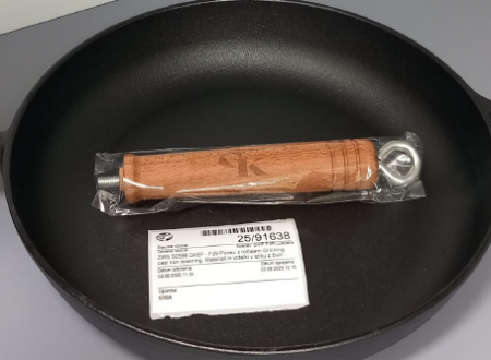 Slika ponve z lesenim ročajem