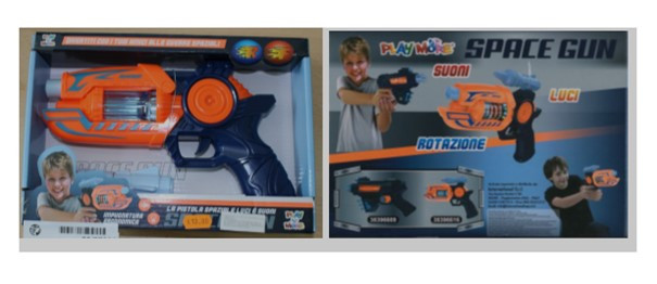 Plastična modro oranžna igrača pištola na AA baterije v embalaži.