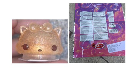 Fin bleščeč in odišavljen prašek za nanos na kožo v embalaži, ki spominja na mucka. Na sliki je tudi embalaža vrečke presenečenja Lucky bag for Girls.
