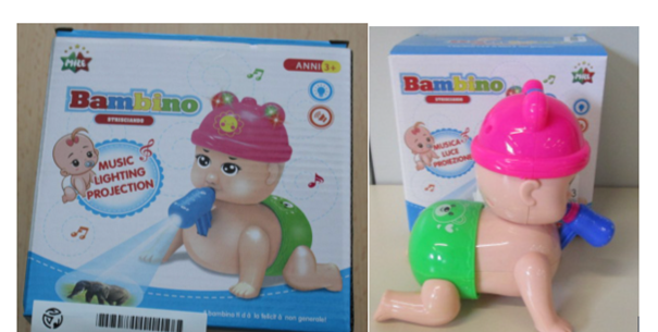 Igrača dojenček Bambino  je na vseh štirih oblečen v zeleno pleničko in roza kapico. V ustih ima modro svetilko, ki oddaja svetlobo. Deluje na baterije..