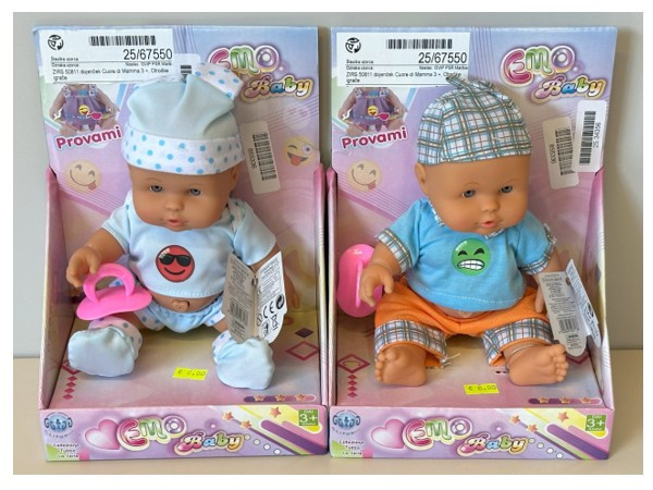 Igrača dojenček na baterije Cuore di mamma, namenjen otrokom od 3 leta starosti dalje, dojenček je svetle polti, oblečen je v kapico, hlače in majico različnih barv oziroma dizajnov (karirasta kapica, kapica s pikami, enobarvna majica,...)