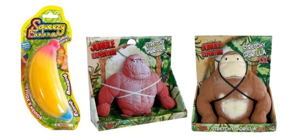 na sliki so 3 igrače in sicer banana in dve gorili. Banana je rumene barve. Eno gorila je rjave barve, druga rdeče barve. Vsaka igrača je posebej v svoji embalaži.