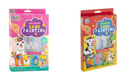 Pesek za risanje. Na eni embalaži je narisana črn bela kravica na drugi pa bela lama  z pisanimi rožami na glavi in pisano dekico čez hrbet.