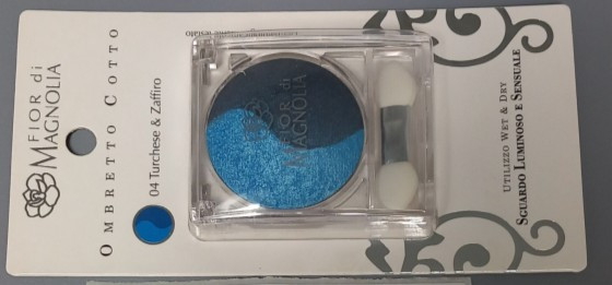 2 Senčili za oči v prozorni embalaži, svetlo in temno modre barve, embalaži je priložen aplikator za nanos senčila.