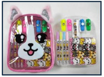 Prozoren nahrbtnik z roza obrobo v obliki mačje glave. V nahrbtniku so razni pisarniški pripomočki za otroke na katerih je odtisnjena/nalepljena muca (ravnilo, svinčniki, manjša torbica/peresnica,...)  