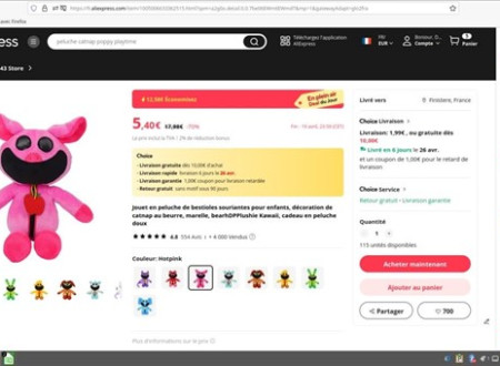 Rožnata plišasta igrača v obliki žuželke, z velikimi črnimi usti iz blaga, okoli vratu ima rumeno vrvica z obeskom v obliki jabolka iz filca in oči iz imitacije usnja. Slika iz spletne strani na kateri se je prodajala