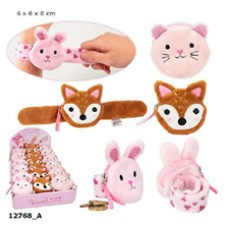 Zapestnica, ki se ovije okoli roke iz mehkega tekstila. Na sredini je glava živali, prav tako iz mehkega tekstila v obliki zajčka ali mucka (roza barve) ali v obliki lisičke v oranžni barvi.