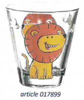 Slika steklenega kozarca z motivom leva