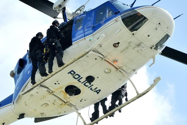 Policijski helikopter v zraku.