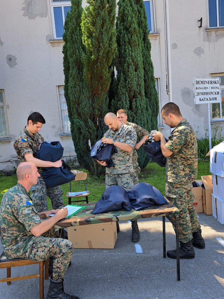 Na fotografiji 5 pripadnikov vojske BIH pregleduje deminersko opremo 