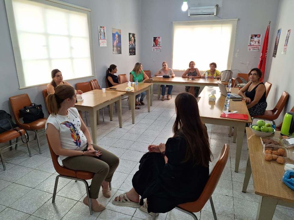 Delavka za psihosocialno podporo izvaja delavnico o preventivnih ukrepih za nasilje zaradi spola za osem udeleženk. 
