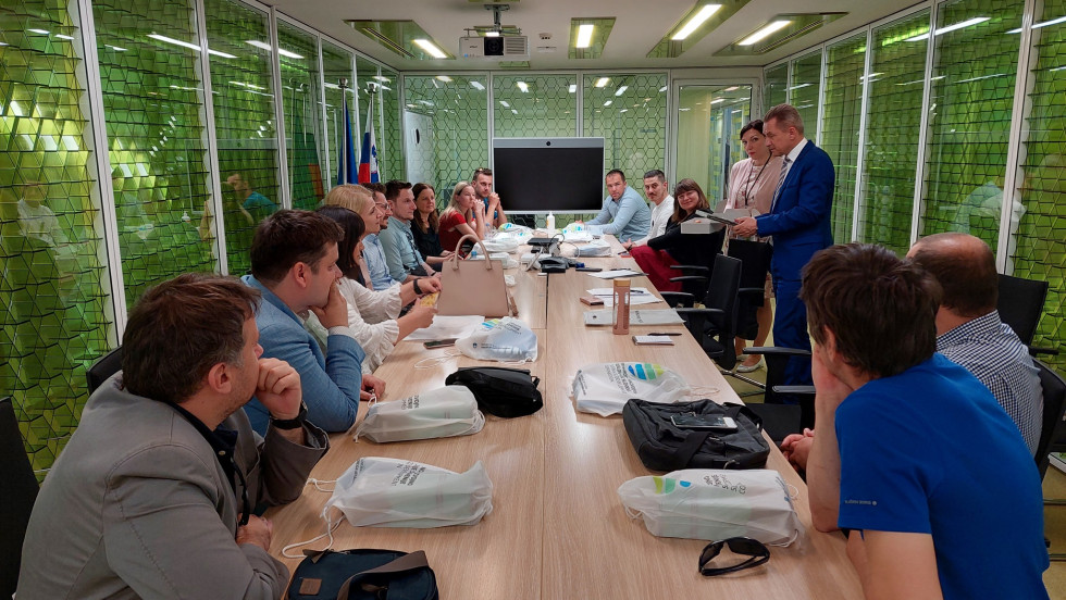 Na fotografiji veleposlanik dr. Kokalj nagovarja 15 navzočih na študijskem obisku na MZEZ