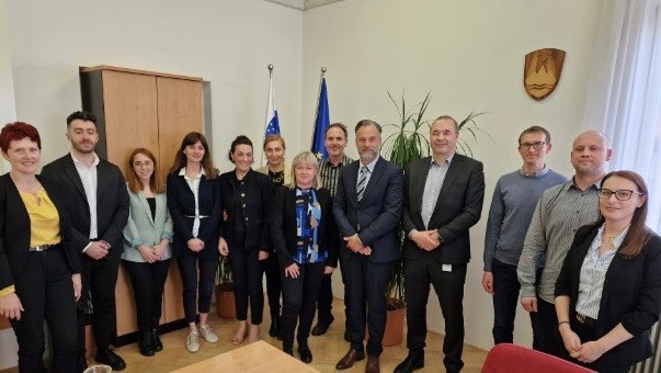 5 predstavnikov delegacije iz Gruzije, 3 uslužbenci Upravne enote Domžale in 1 predstavnik Ministrstva za zunanje zadeve