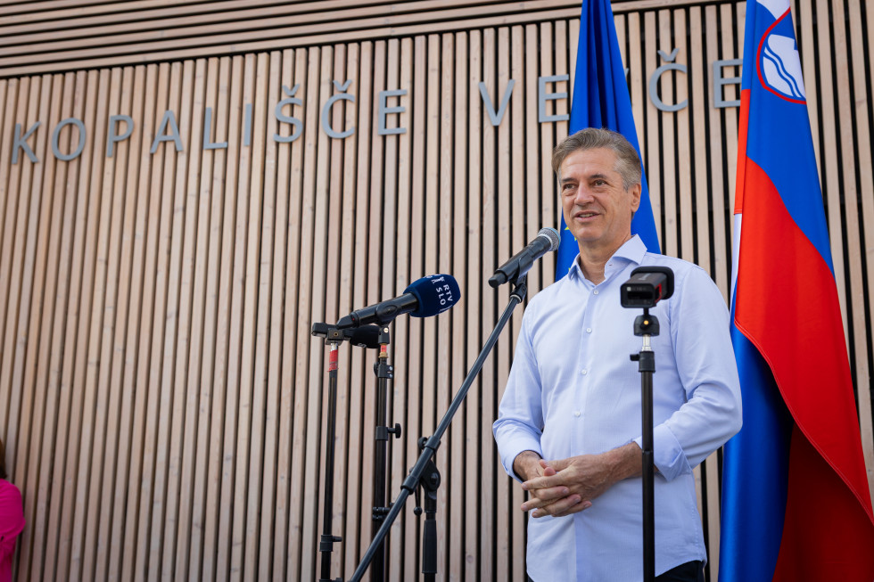 Predsednik vlade dr. Robert Golob za mikrofoni 