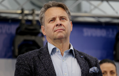 20240406 01329340 (Moški, ki zadovoljno gleda v nebo)