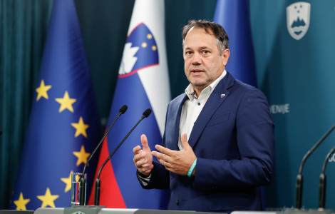 20250911 01469212 (a man in front of flags)