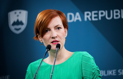 20251211 01497353 (a woman behind the mic)