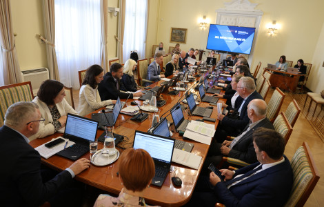 202. seja vlade, 21.5.2026 (people sitting at a table with documents and computers in front of them.)