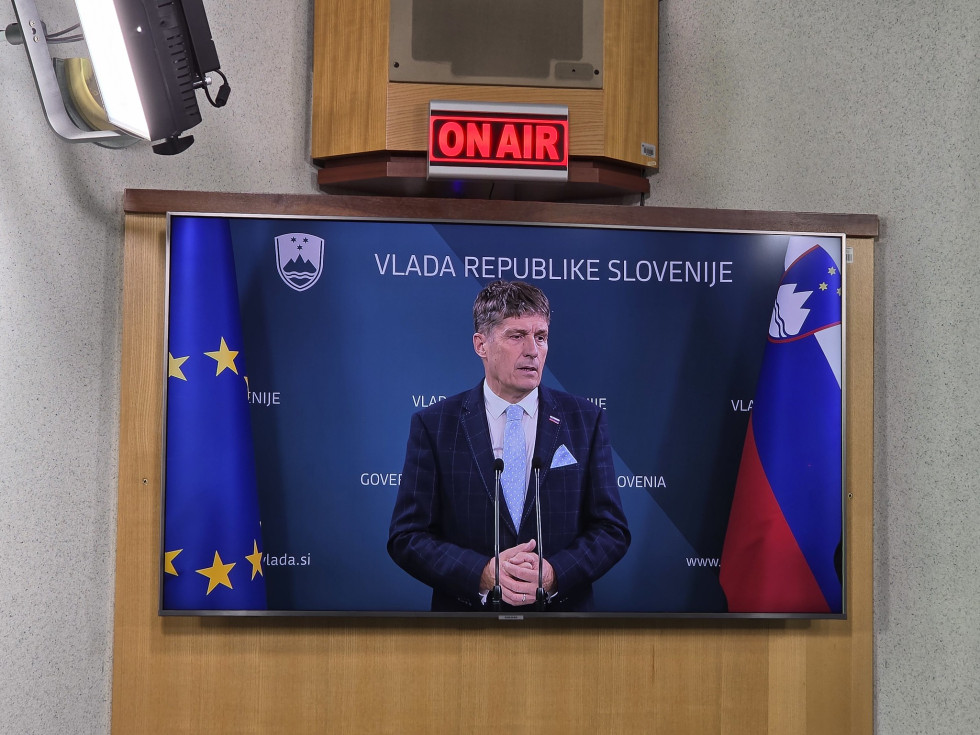 zaslon na steni