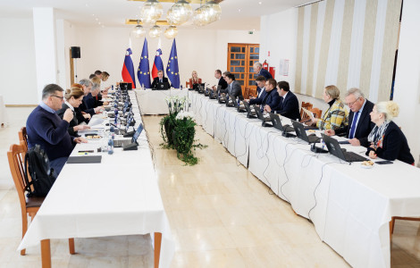 55029165302 cd2d37cf93 k (1) (roundtable)