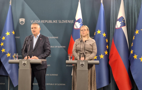 662294885 1233267978795369 3080269176210397363 n (A man and a woman in front of a microphone.)