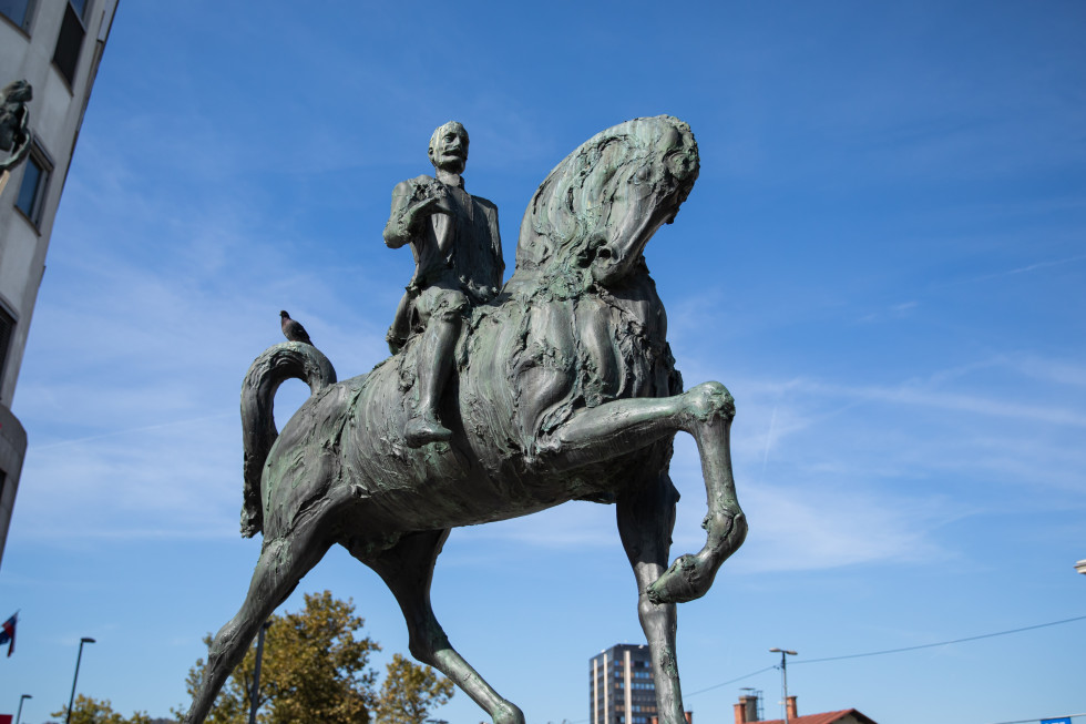 Spomenik Rudolfa Maistra. General sedi na konju