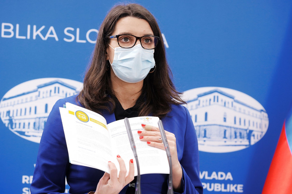 Minister Simona Kustec