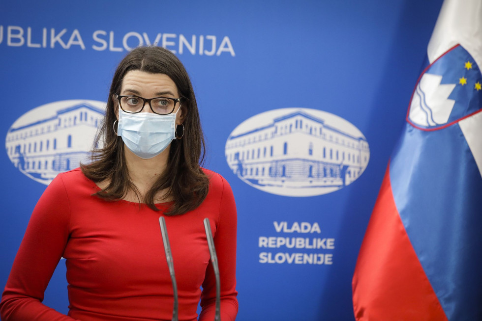 Ministrica Simona Kustec na novinarski konferenci