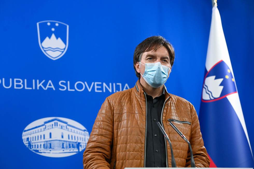 Dr. Aleš Rozman na novinarski konferenci o stanju epidemije covid-19 v Sloveniji.
