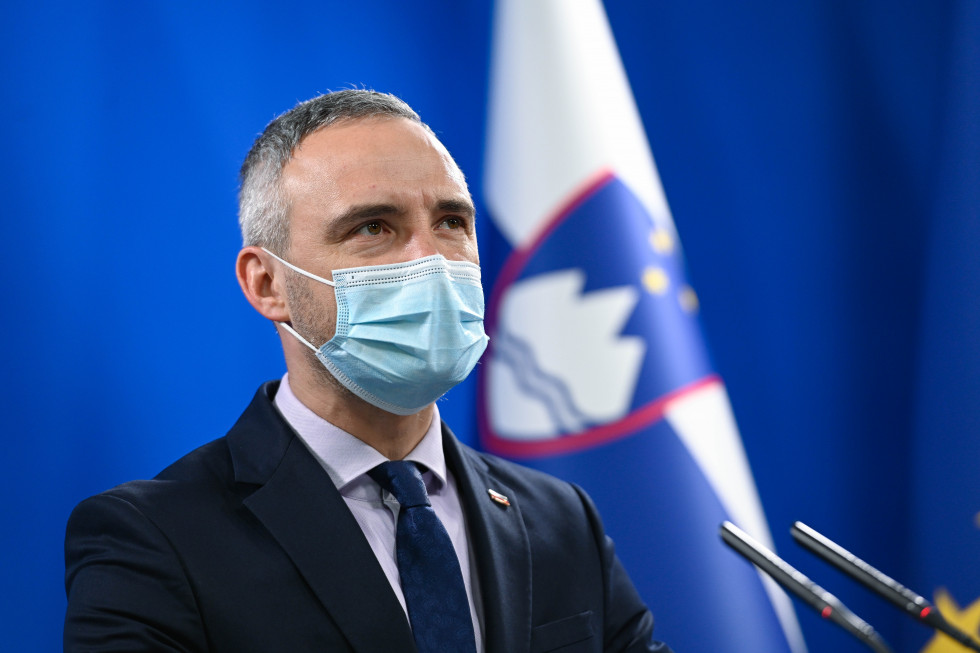 Minister za delo Janez Cigler Kralj na covid novinarski konferenci.