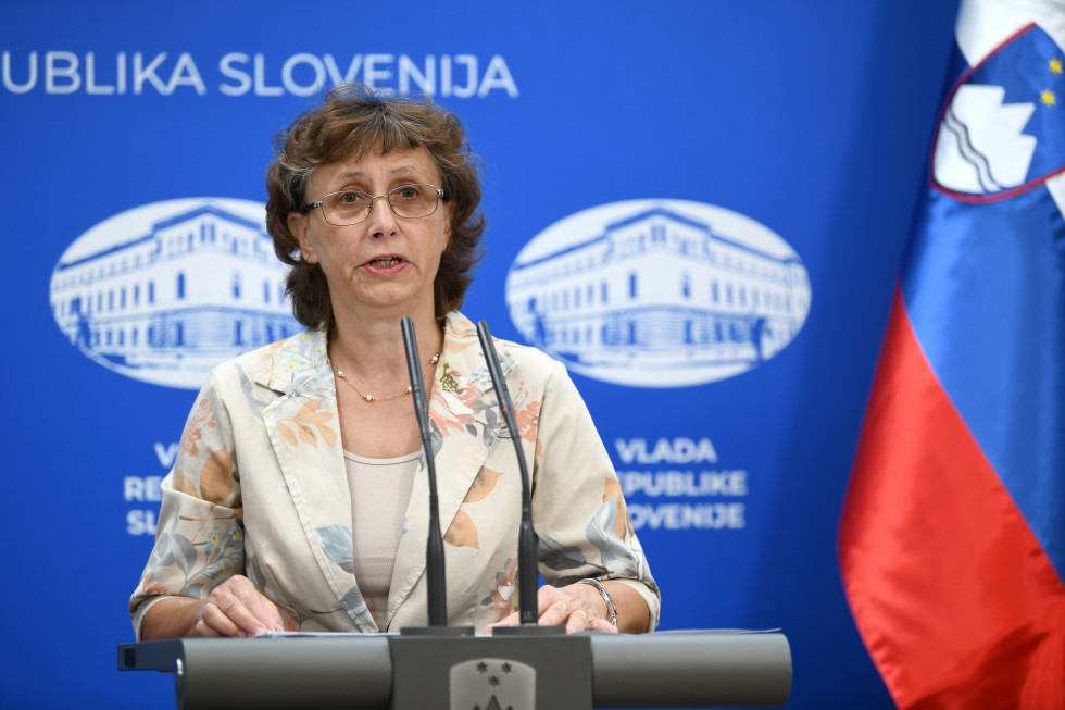 Namestnica predstojnika Centra za nalezljive bolezni v NIJZ Nuška Čakš Jager daje izjavo.