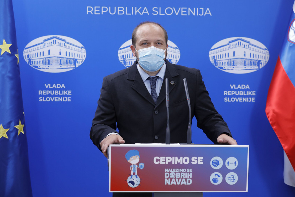Minister za zdravje Janez Poklukar za govornico