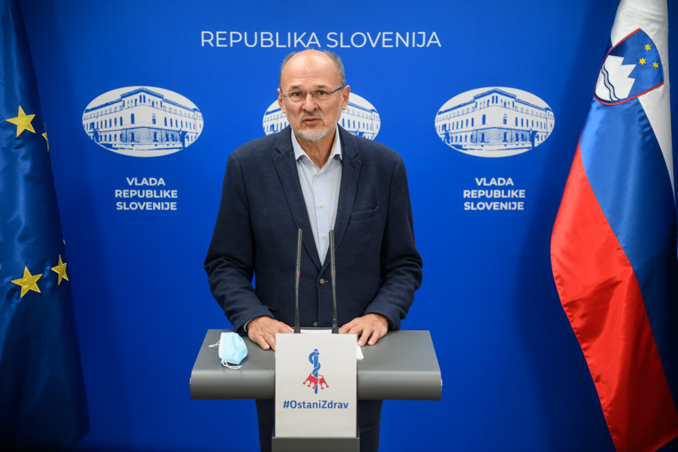 Vladni govorec Jelko Kacin na novinarski konferenci.