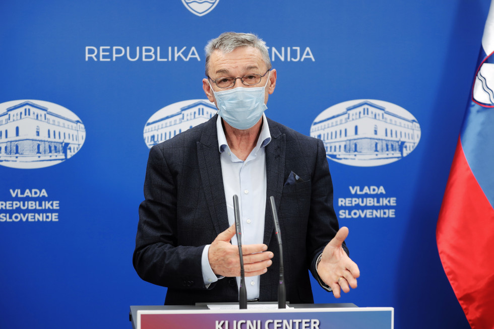 Poveljnik Civilne zaščite Republike Slovenije Srečko Šestan z masko.