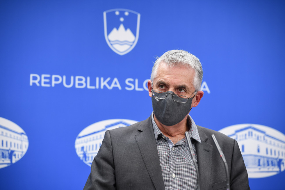 Minister za zdravje Tomaž Gantar z masko.