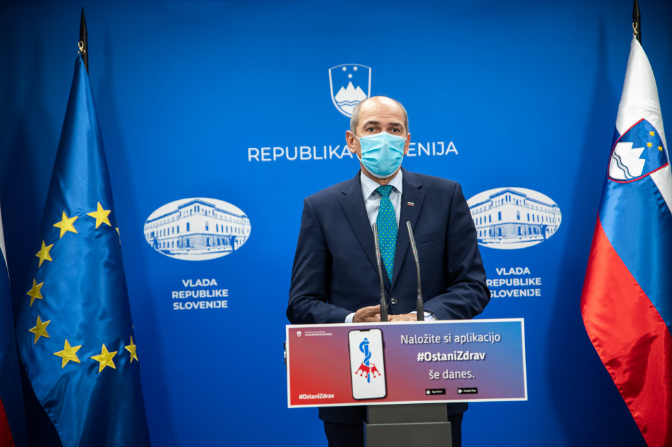 Predsednik vlade Janez Janša z masko.