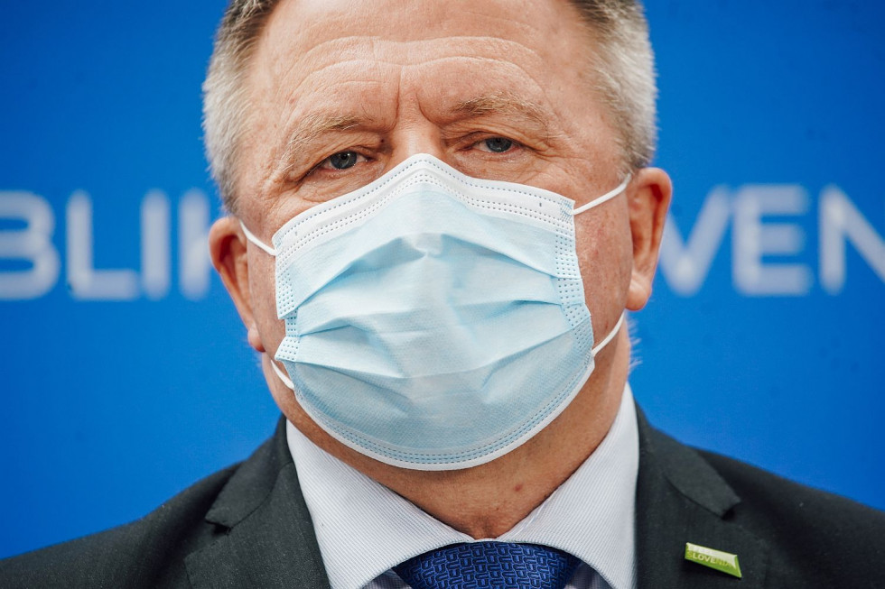 Minister Zdravko Počivalšek z masko na obrazu