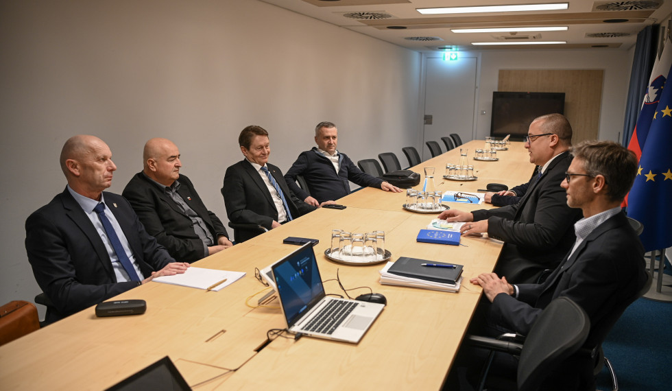 Dolga miza za katero sedijo udeleženi sestanka.