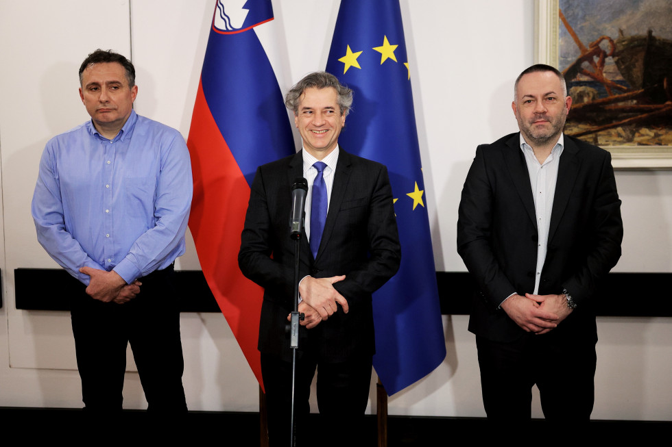 Chair of the Strategic Health Council Erik Brecelj, Prime Minister Robert Golob and Minister of Health Danijel Bešič Loredan.