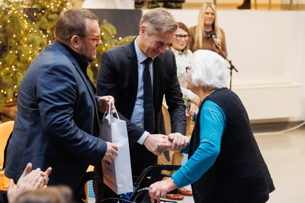 Predsednik vlade dr. Robert Golob se je srečal s stanovalci in zaposlenimi v Domu starejših občanov Ilirska Bistrica