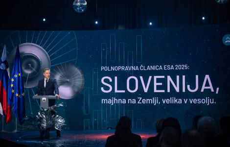 ESA3 (Predsednik za govorniškim pultom nagovarja občinstvo. V ozadju je napis Slovenija, majhna na Zemlji, velika v vesolju.)