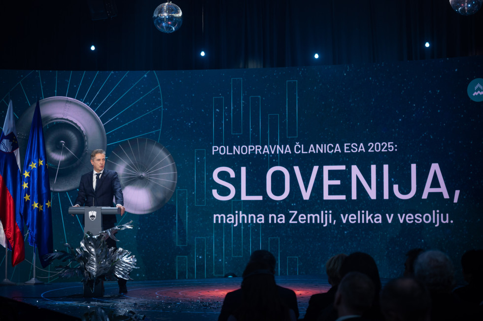 The president addresses the audience behind the lectern. In the background is the inscription Slovenia, small on Earth, big in space.