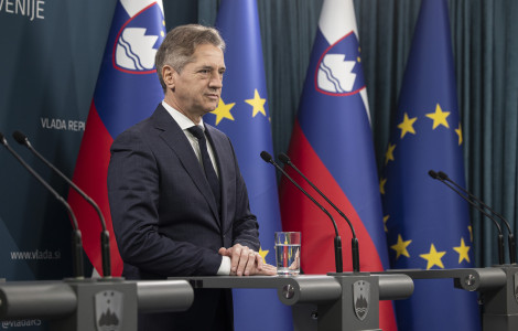 55054027185 9cb13258d5 o (A man standing at a podium.)