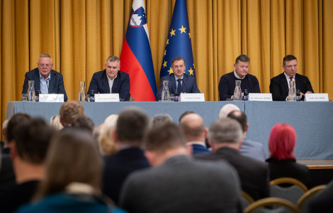 55055196176 787b1e88fd o (Five man sitting at a table in front of an audience.)