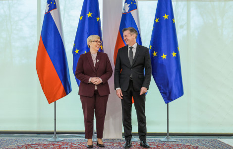 Diplomatski zbor (Prime Minister Dr. Robert Golob and President Nataša Pirc Musar are standing in front of the flags and smiling)