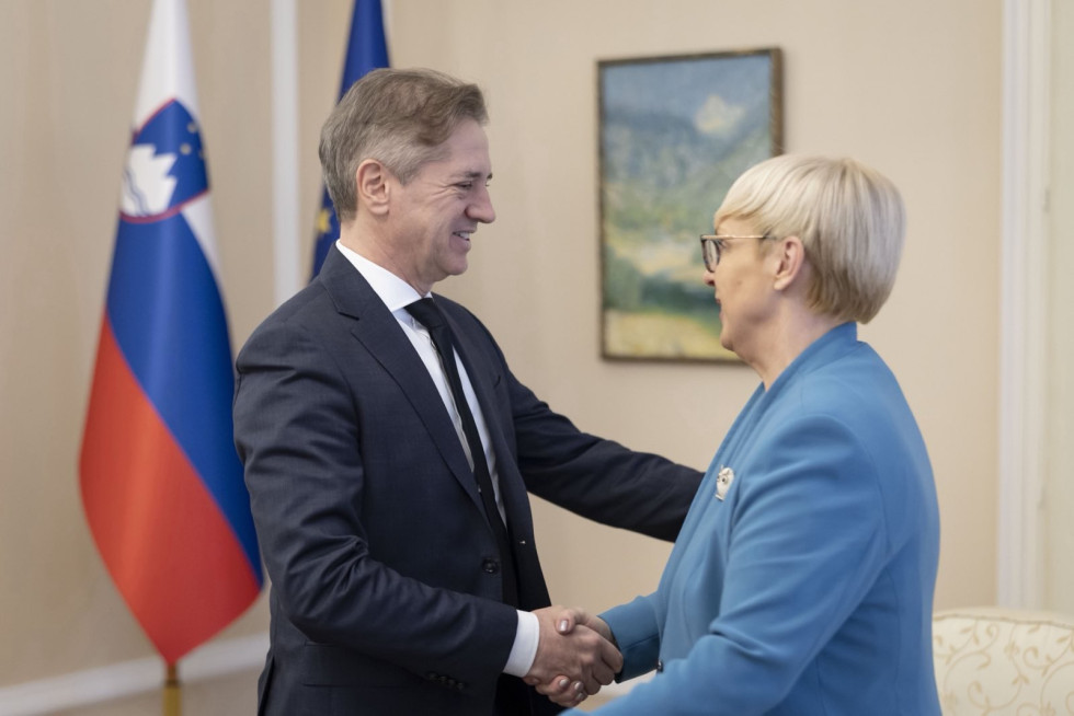 Predsednik vlade in predsednica republike se rokujeta