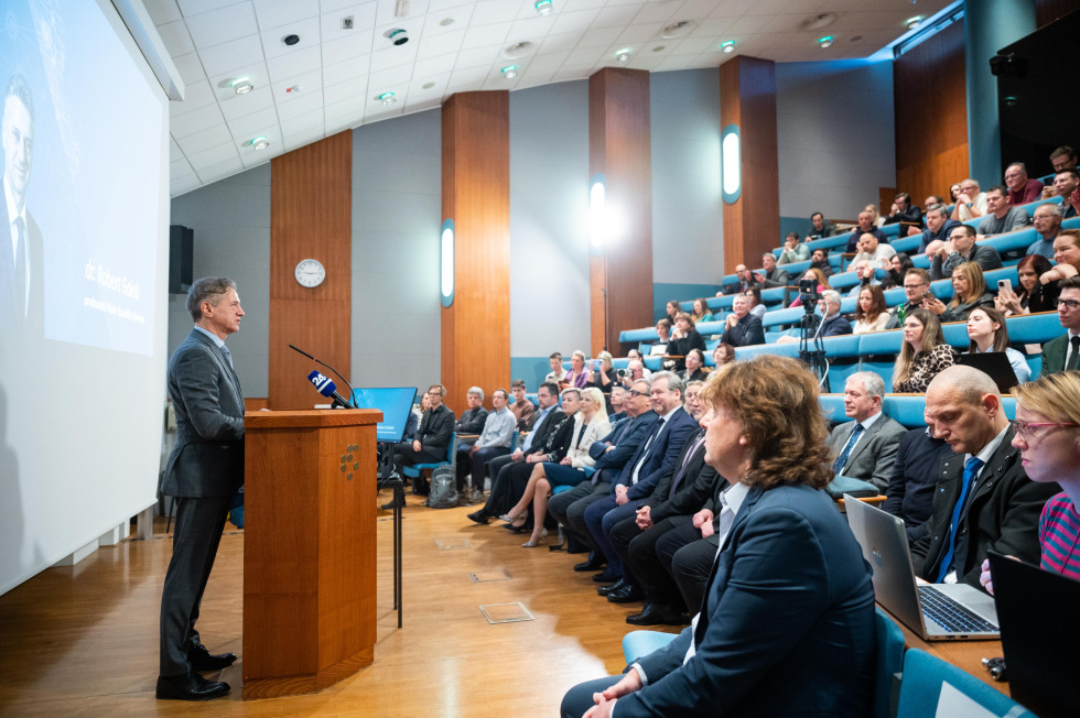 Prime Minister Robert Golob today attended a presentation on Slovenia's national and international advancements in artificial intelligence 