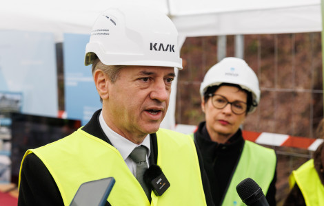 55079613089 08027a5341 o (The Prime Minister stands in front of the microphone, with European Commissioner Marta Kos behind him.)