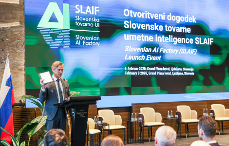 55086683716 bcce3d4708 o (Prime Minister Robert Golob standing at a podium)